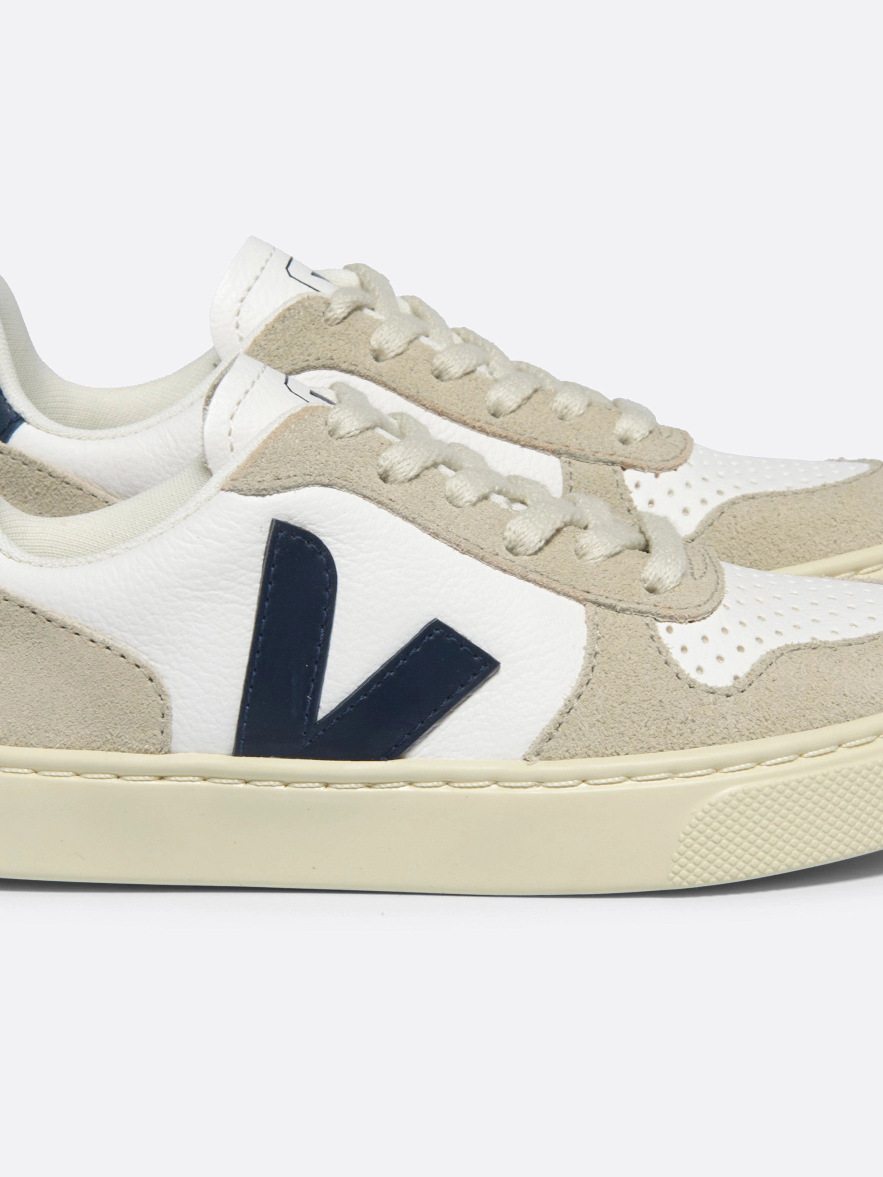 Premium Travel Backpack Veja Boys Laces Leather V-10 Trainers in White Woven