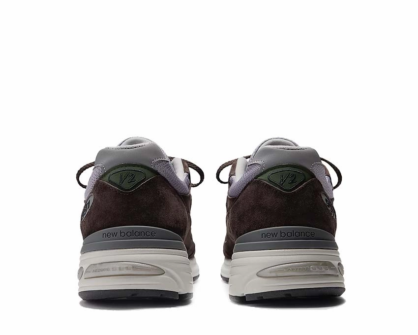 Chic New Balance 991v2 Made in UK "Licorice" Timeless Look