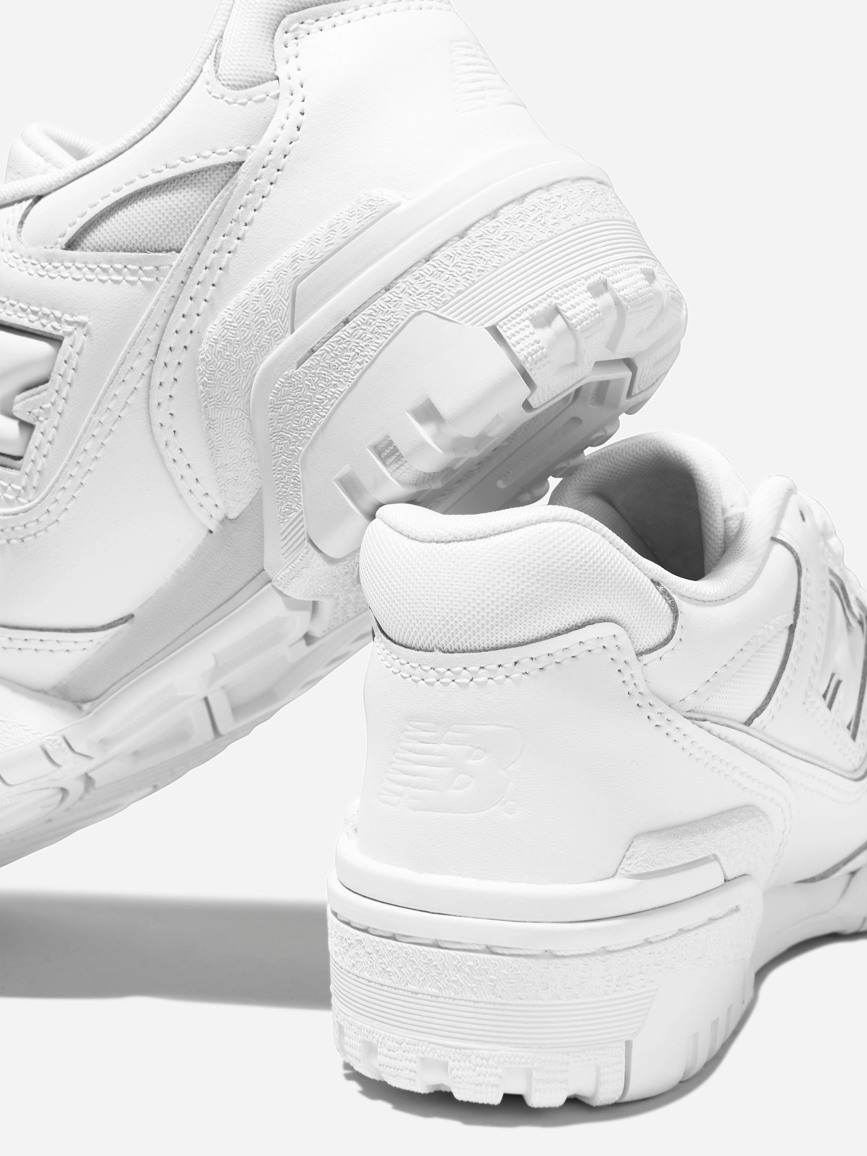 Timeless Look New Balance Kids 550 Lace Up Logo Trainers in White Handbag With Multiple Pockets