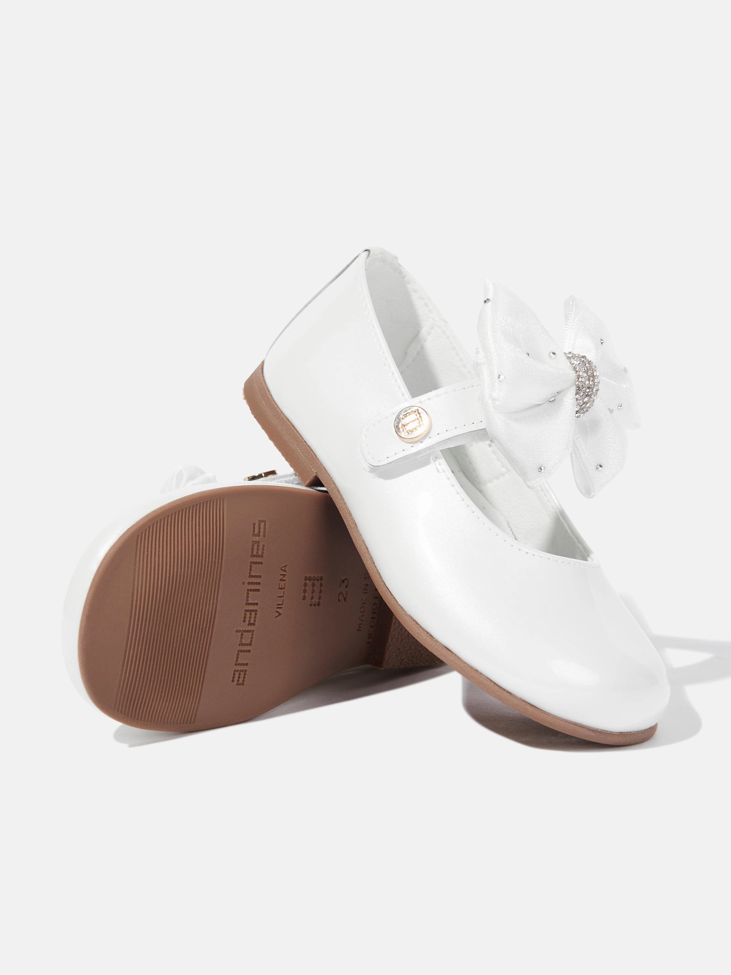 Utilitarian Andanines Girls Patent Leather Bow Shoes in White Great For Gifting