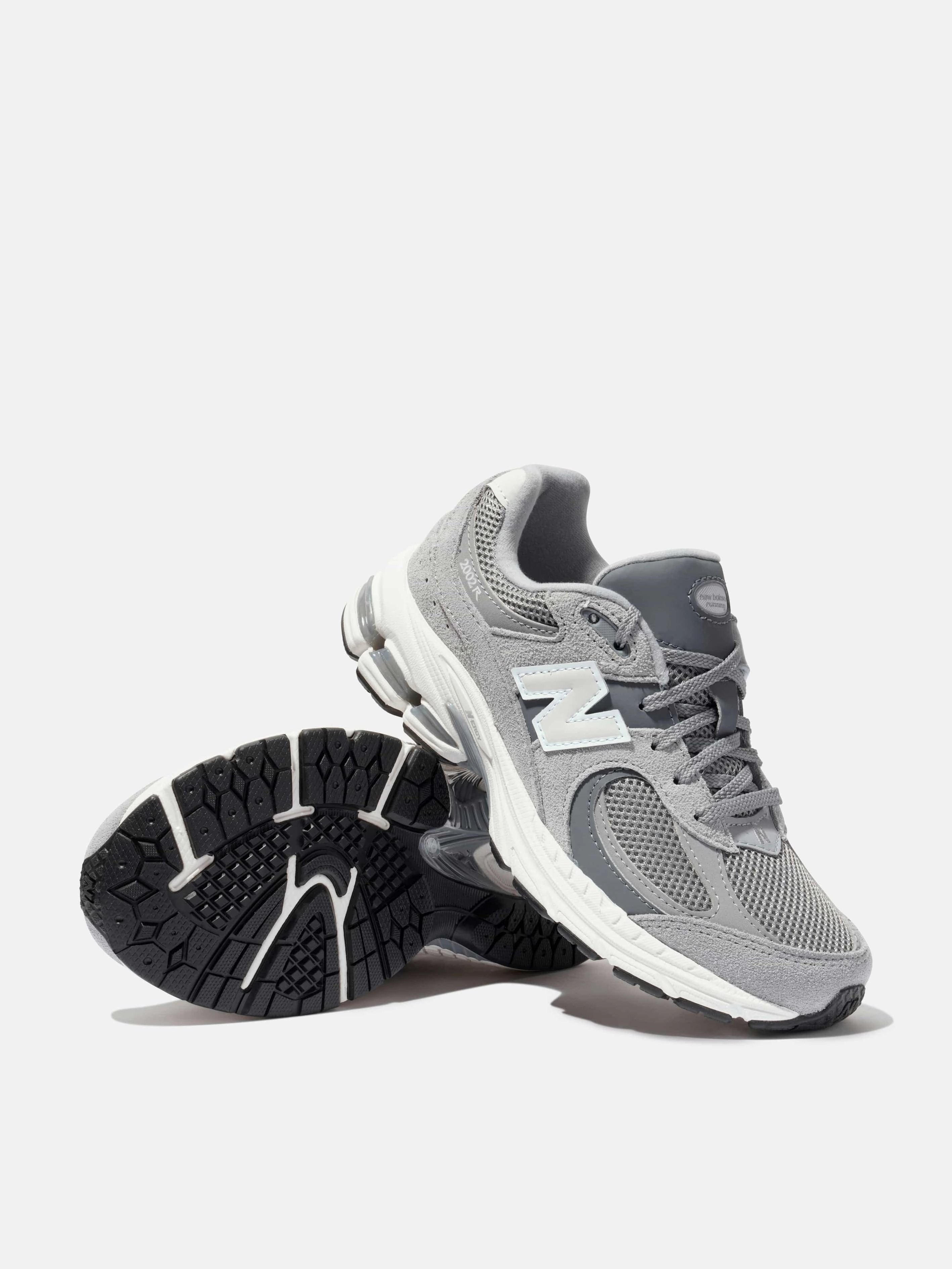 New Balance Kids 2002 Lace Up Logo Trainers in Grey Fan Favorite