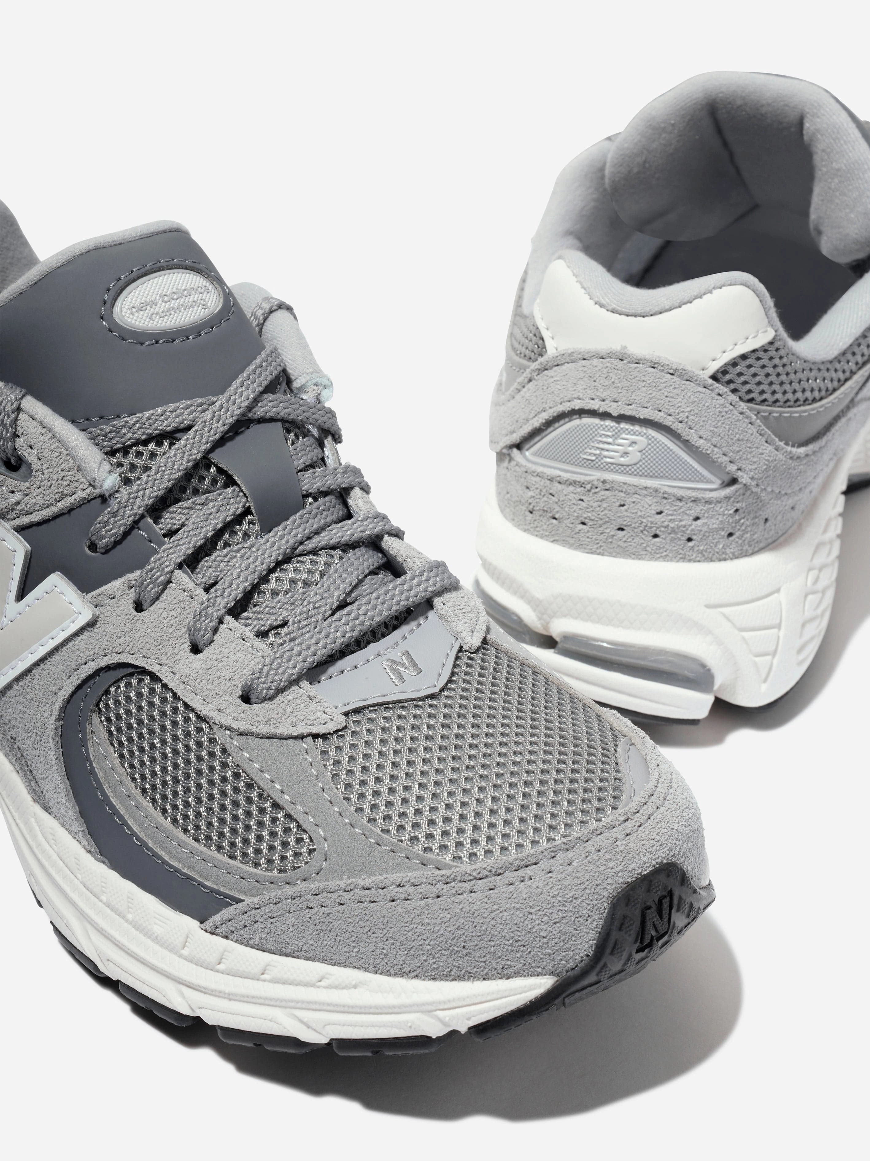 Bold And Unique New Balance Kids 2002 Lace Up Logo Trainers in Grey