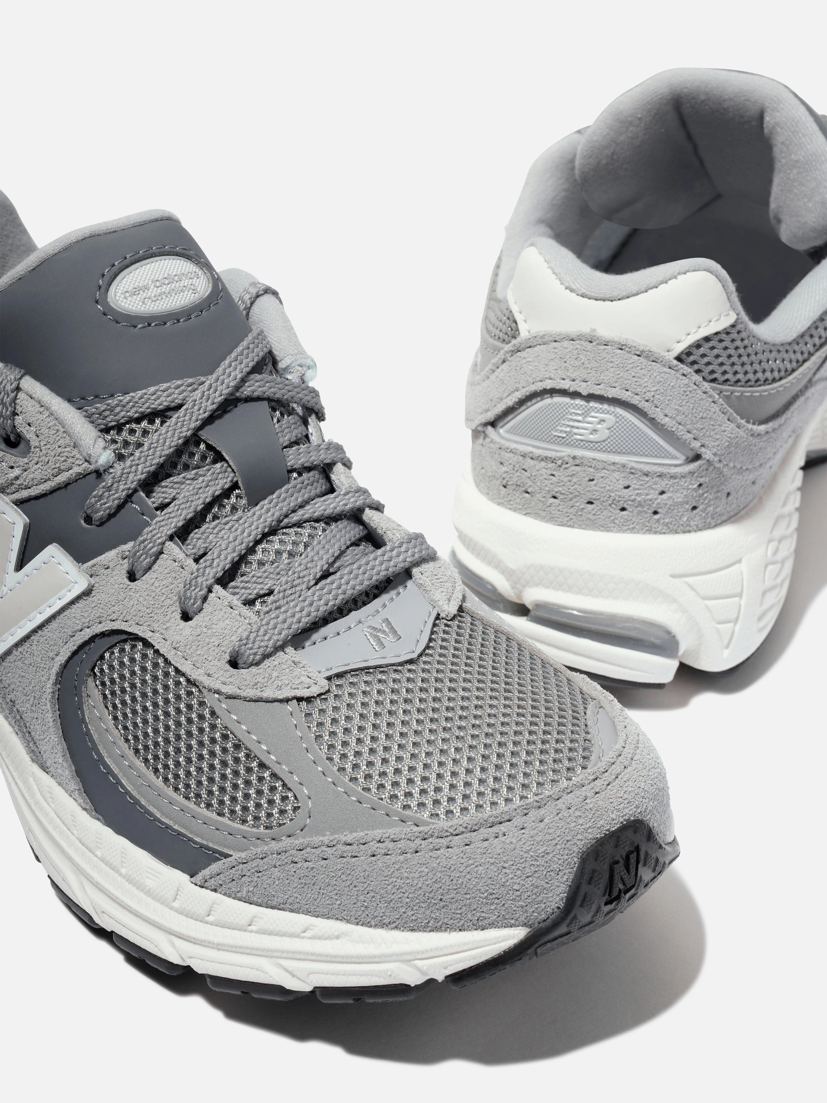 On The Go Style, Craftsmanship You Can Trust, White Canvas Tote Bag New Balance Kids 2002 Lace Up Logo Trainers in Grey