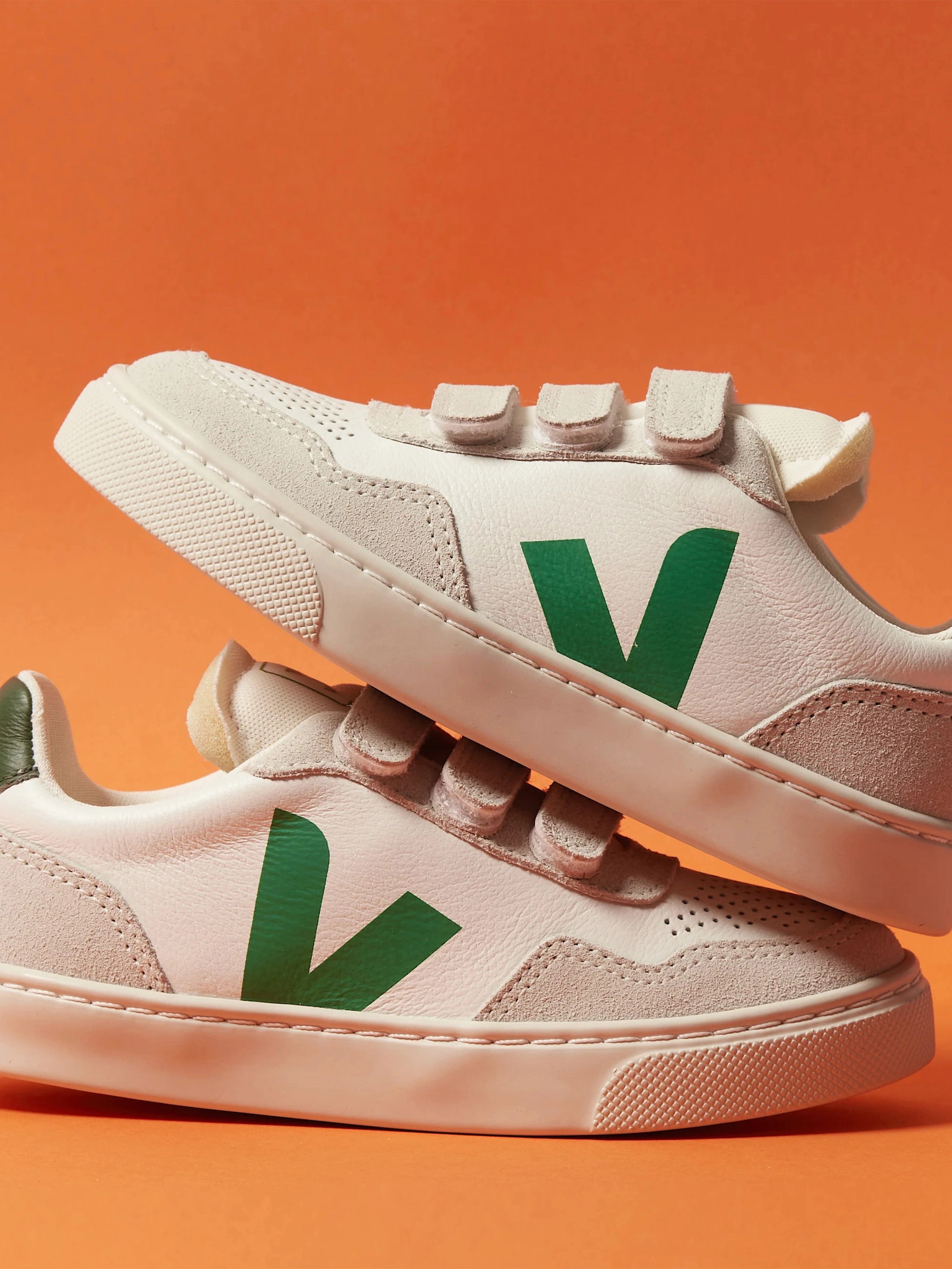 Unmatched Performance Veja Kids O.T Leather Small V-90 Trainers in White MenS Canvas Messenger Bag
