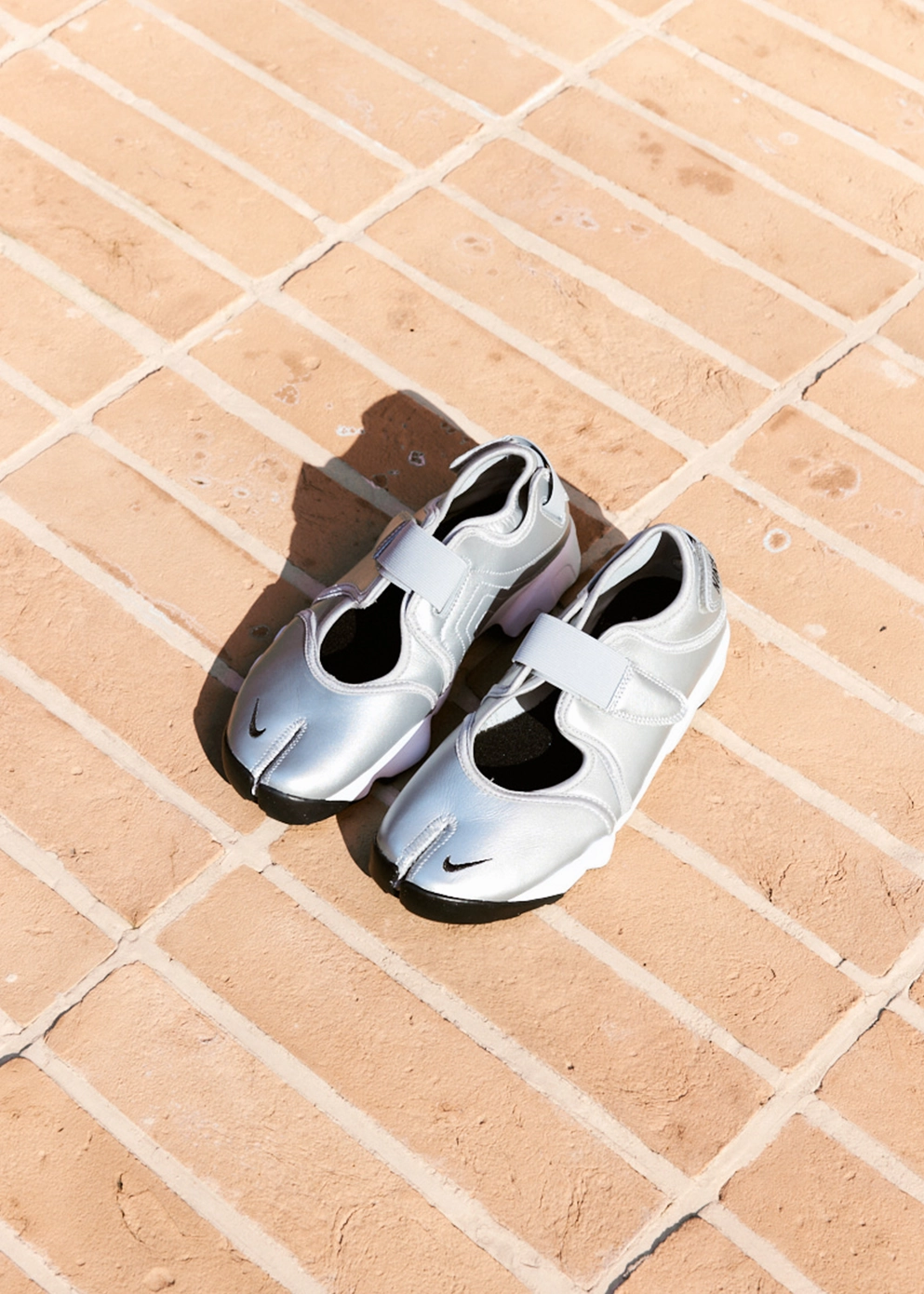 Shop The Look Women's Air Rift 'Metallic Silver' Sneakers High-End Evening Clutch Purse