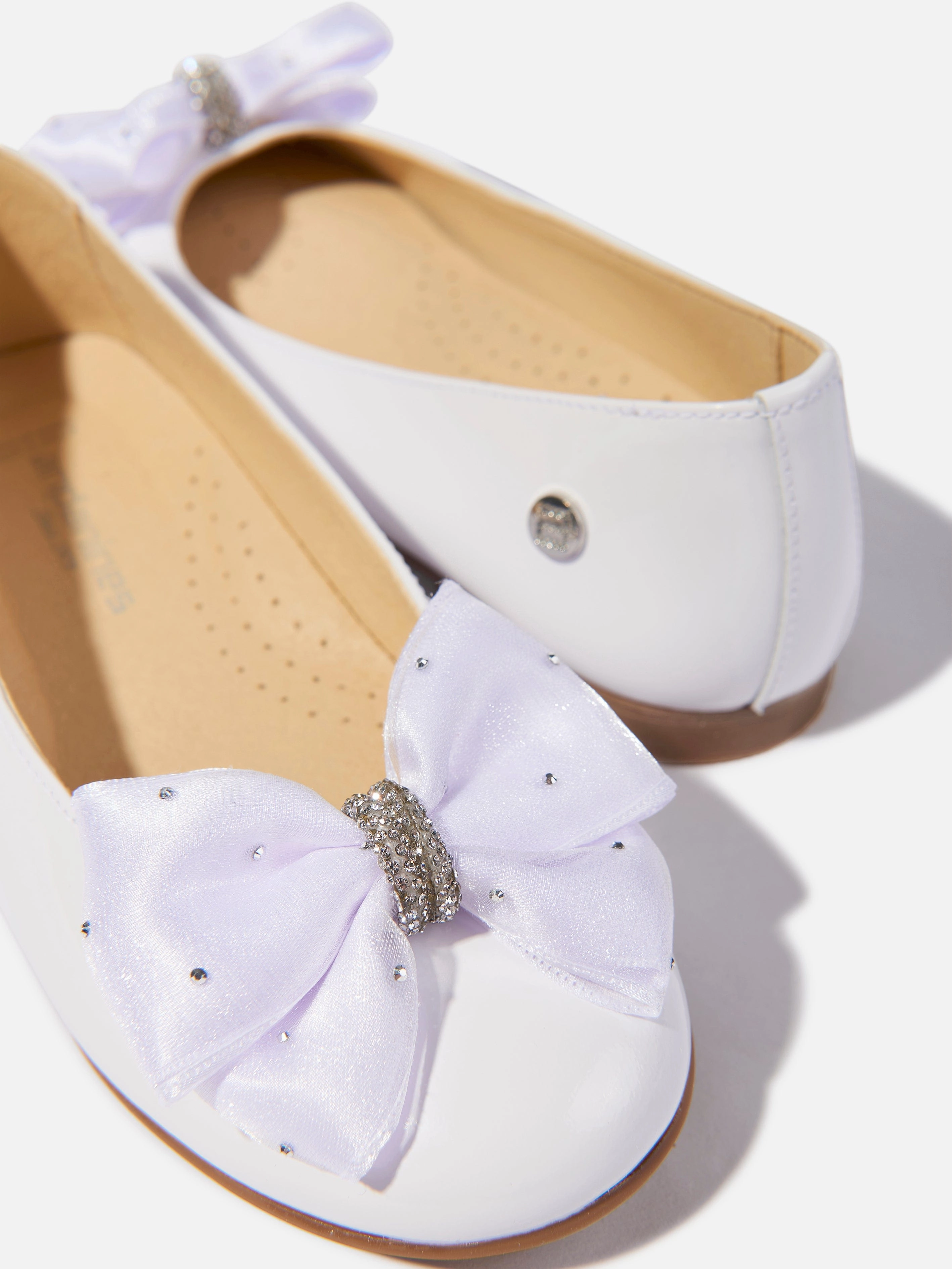 Trendy And Practical, Trolley Sleeve Andanines Girls Patent Leather Bow Ballerinas in White