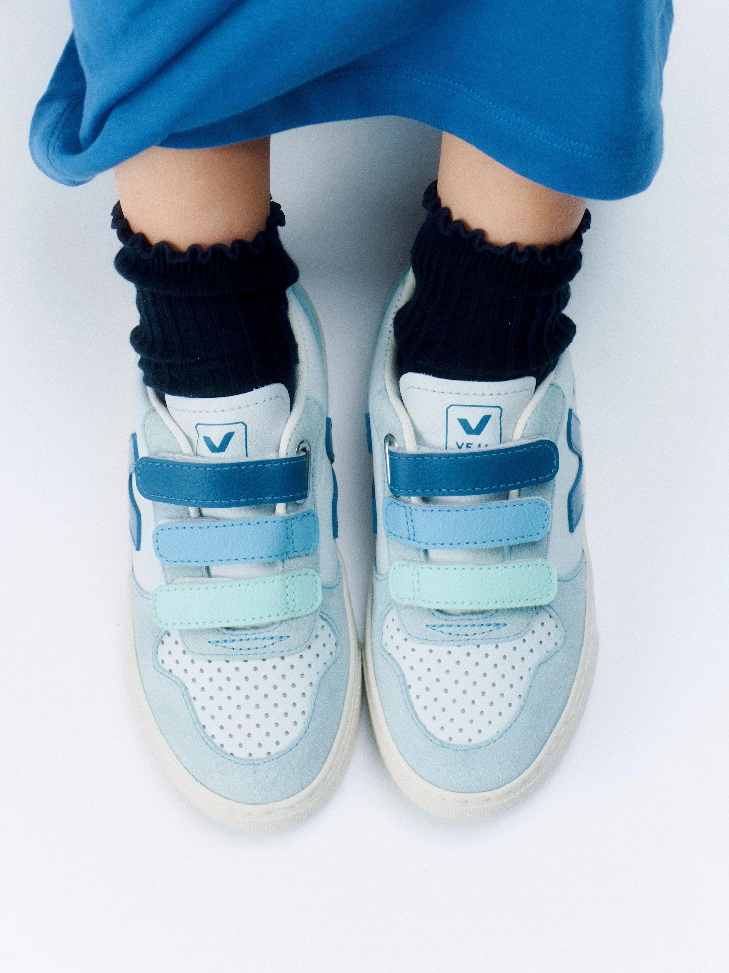 Veja Kids Chromefree Leather Small V-10 Trainers in Blue Lightweight Crossbody Bag, This Is A Steal